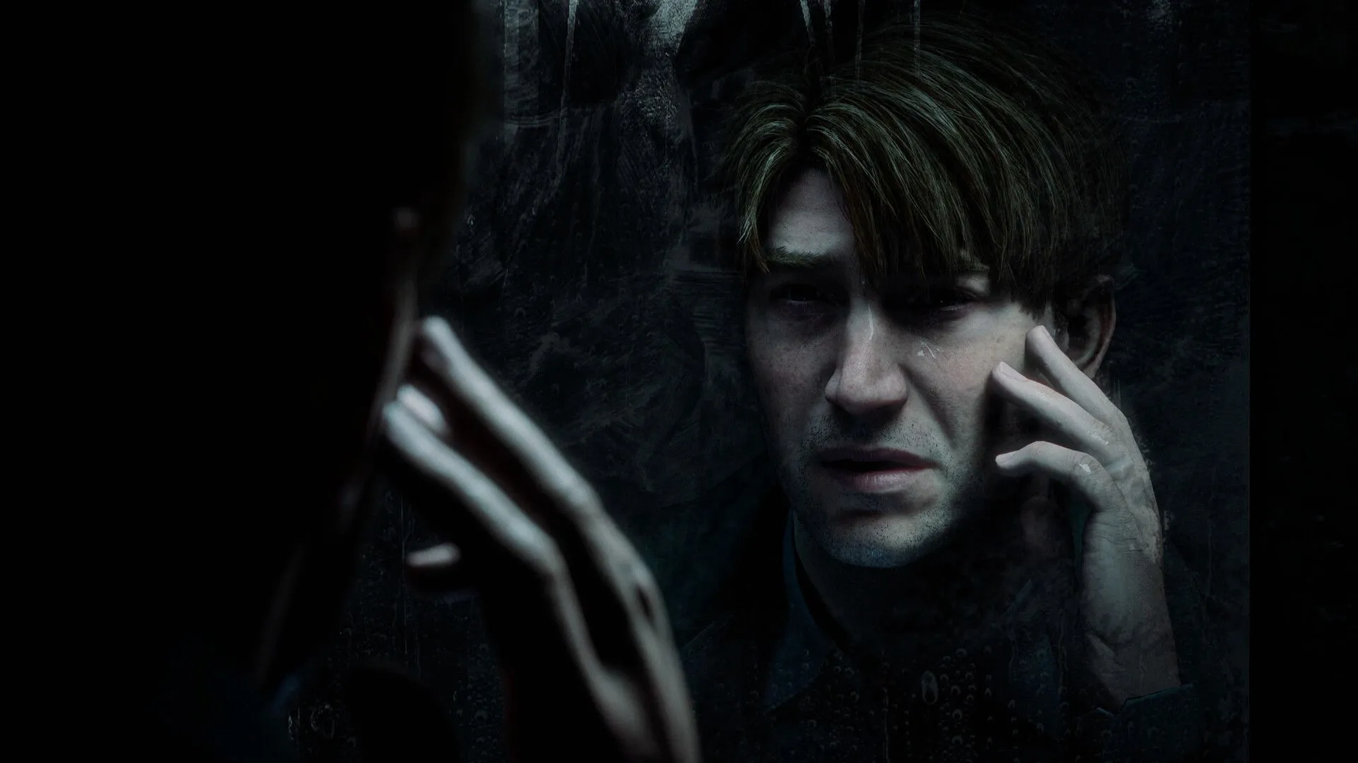 Nhân vật James Sunderland đang nhìn vào gương trong Silent Hill 2 (2024), một khoảnh khắc biểu tượng của game.