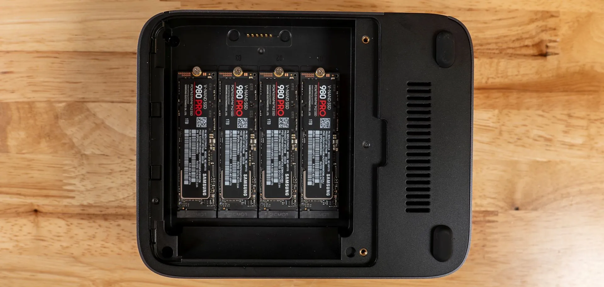 Nhiều ổ cứng thể rắn NVMe SSD được lắp trong một vỏ bảo vệ.