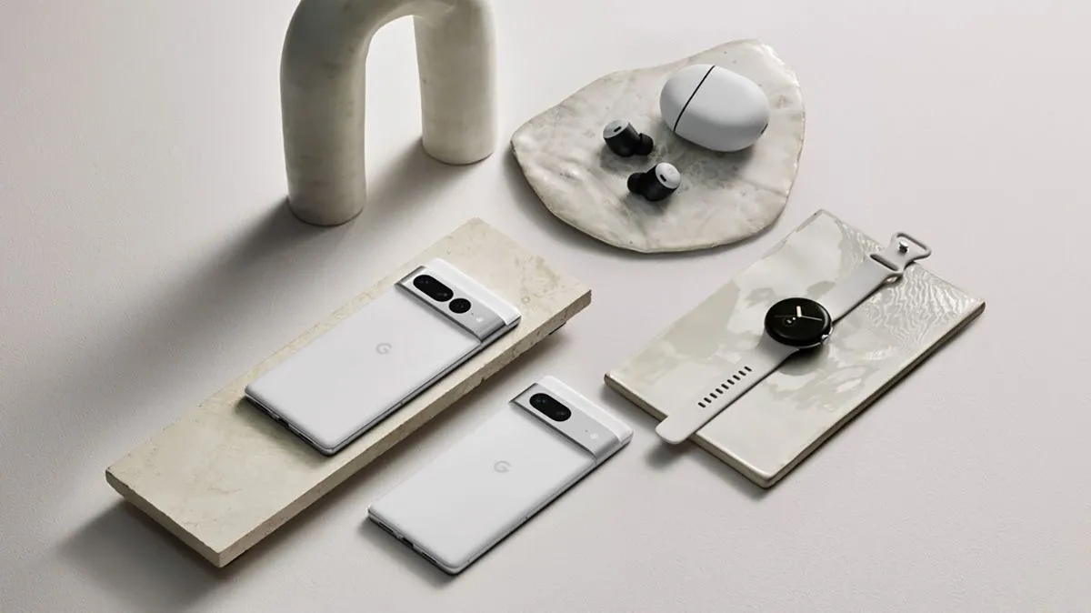 Nhiều thiết bị Google Pixel màu sắc khác nhau được sắp xếp trên bề mặt phẳng, thể hiện sự đa dạng sản phẩm trong hệ sinh thái Google.