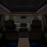 Nội thất siêu sang của Toyota Century SUV nhìn từ ghế sau, nổi bật với hệ thống đèn chiếu sáng ambiant cao cấp.