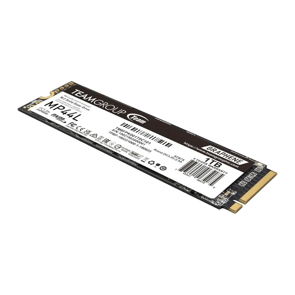 Ổ cứng SSD TEAMGROUP MP44L trên bàn làm việc, gợi ý về việc nâng cấp linh kiện.
