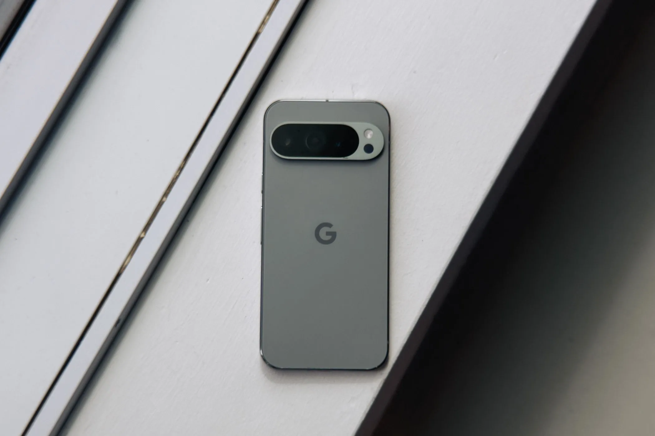 Pixel 9 Pro XL màu xanh lá trên nền trắng, flagship hiện tại của Google với camera zoom vượt trội