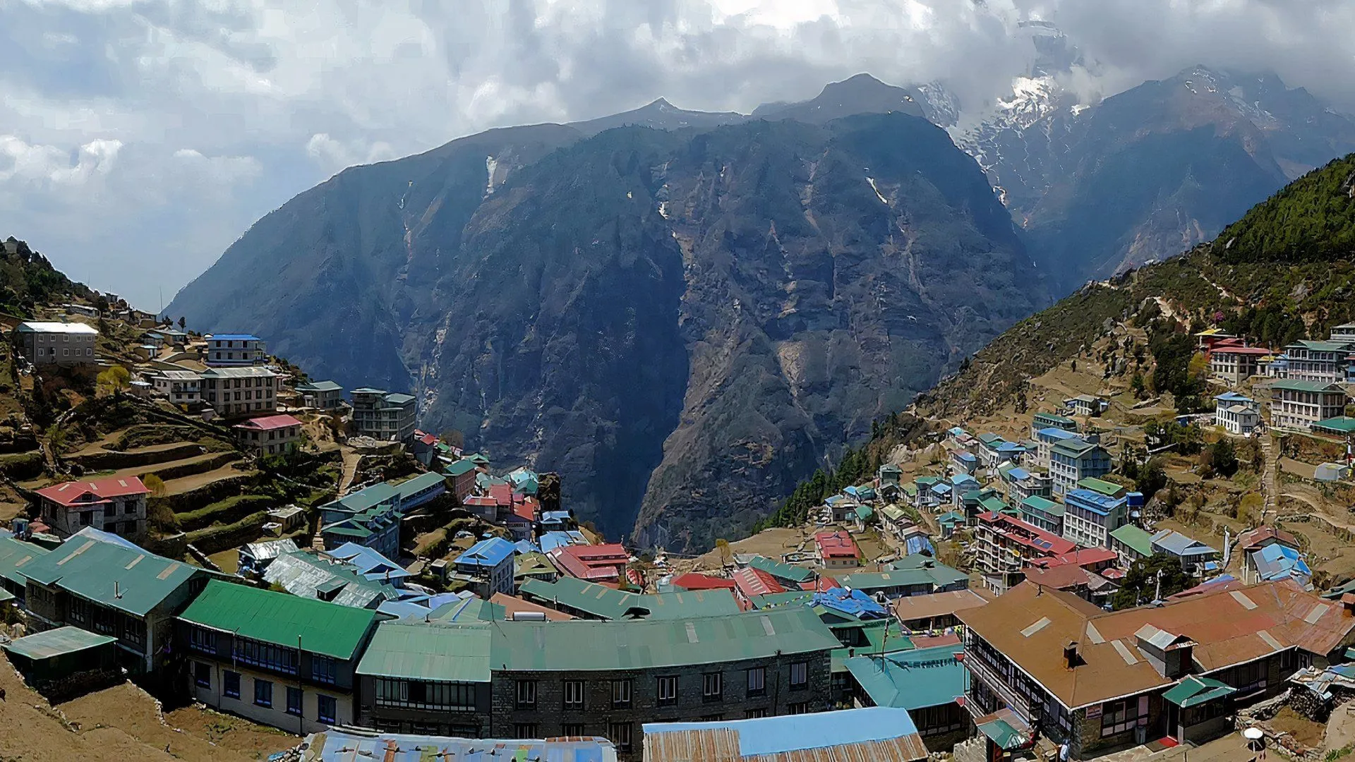 Quang cảnh từ trên cao của thị trấn Namche Bazaar ở Nepal, cho thấy một góc nhìn độc đáo