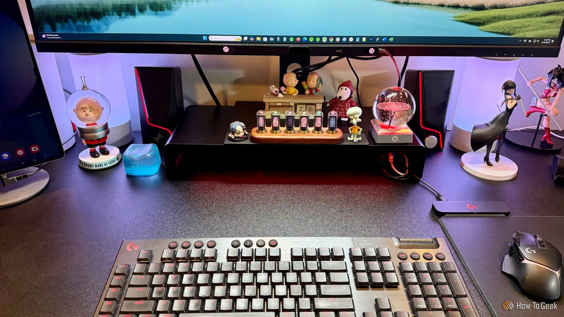 Razer Monitor Stand Chroma đặt trên bàn làm việc cùng nhiều phụ kiện công nghệ khác, tạo không gian gọn gàng
