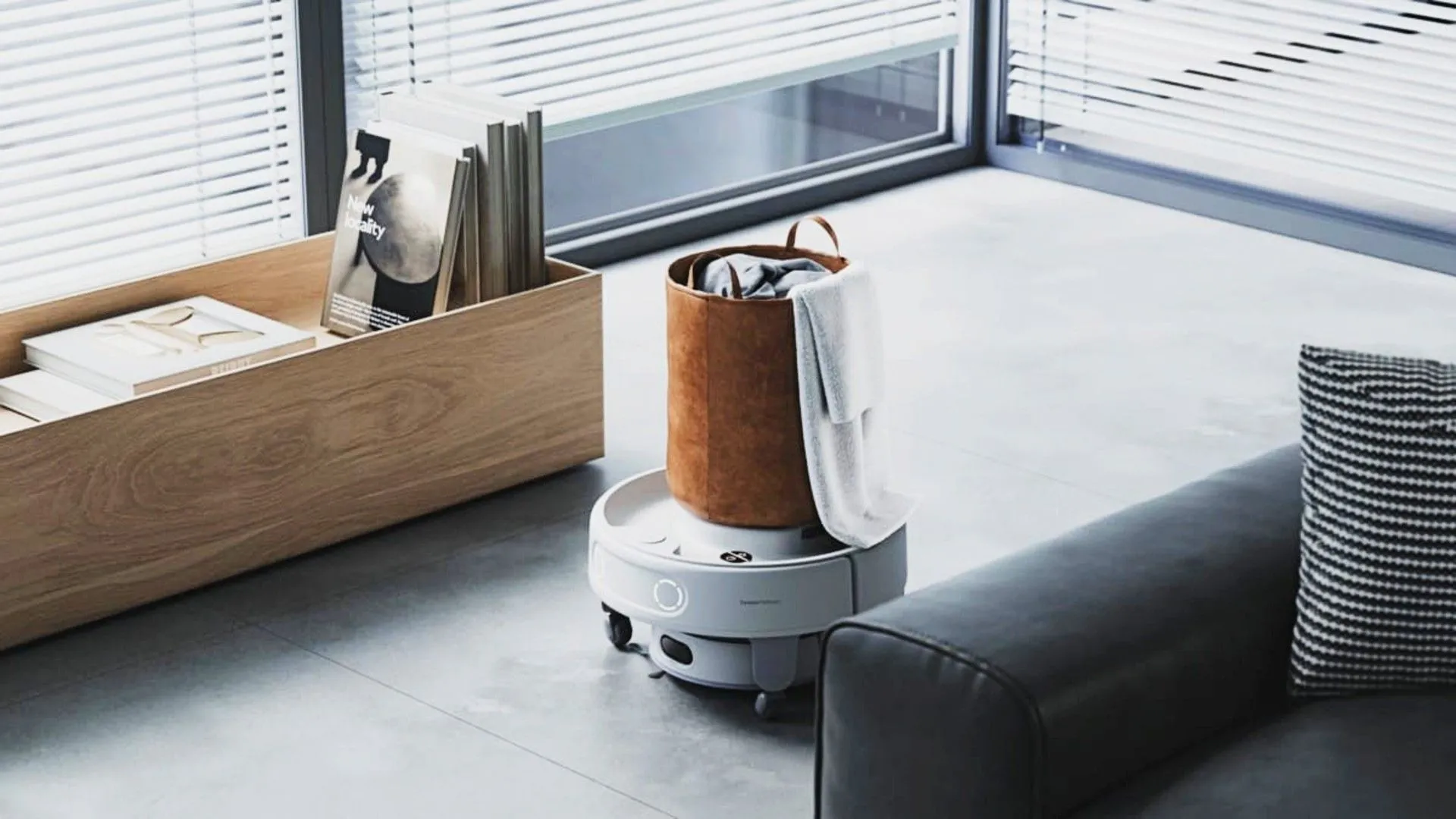 Robot hút bụi SwitchBot đang hoạt động trong một căn phòng, minh họa khả năng tích hợp với Home Assistant trong hệ sinh thái nhà thông minh