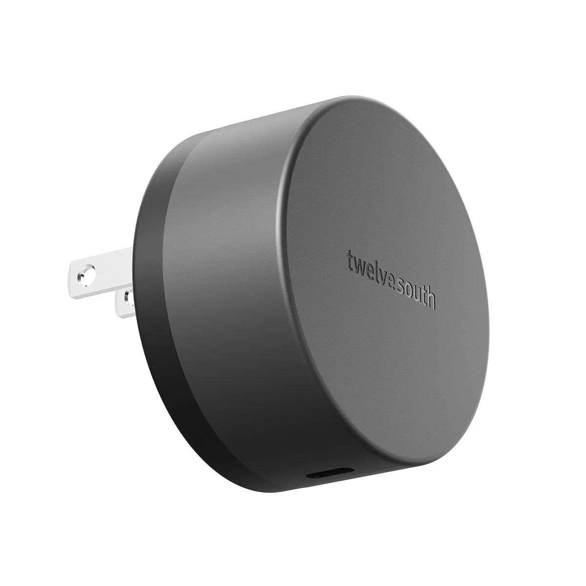 Sạc không dây Twelve South PowerBug màu trắng cắm trực tiếp ổ điện kèm iPhone đang sạc ở chế độ StandBy.