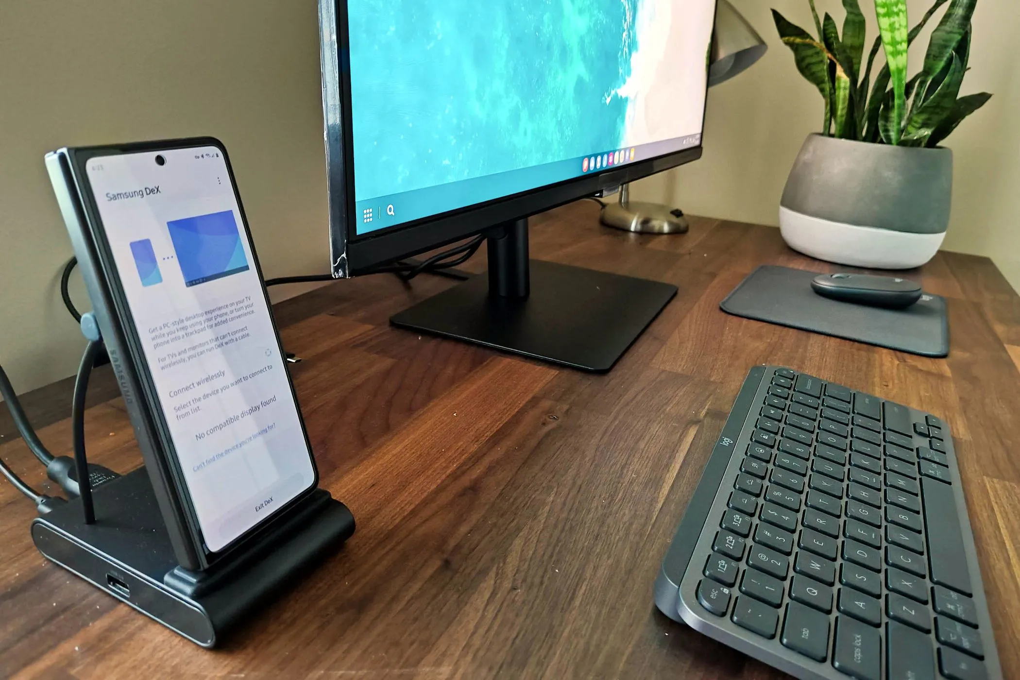 Samsung Galaxy Z Fold 5 trong dock DeX