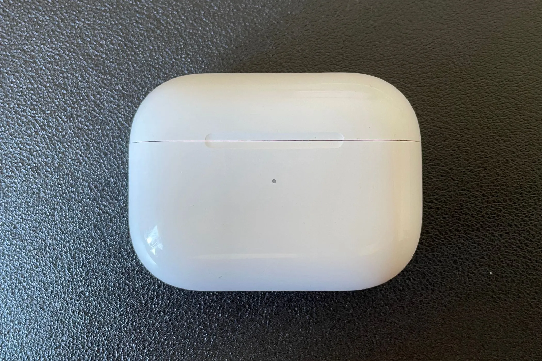 Tai nghe AirPods Pro trong hộp sạc, tượng trưng cho khả năng kết nối và chuyển đổi nhanh thiết bị âm thanh Bluetooth trên Switch 2.