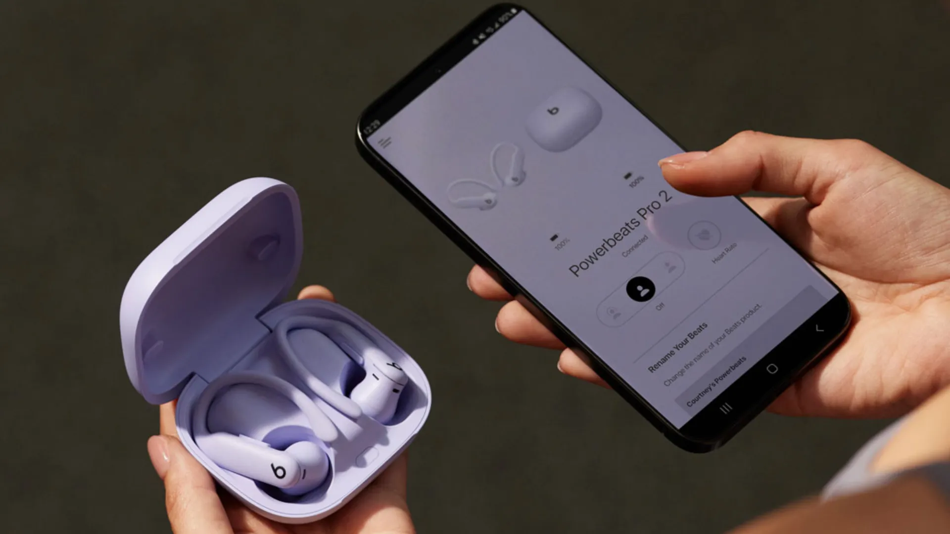 Tai nghe Powerbeats Pro 2 và điện thoại thông minh Android, minh họa khả năng tương thích cho người dùng Android