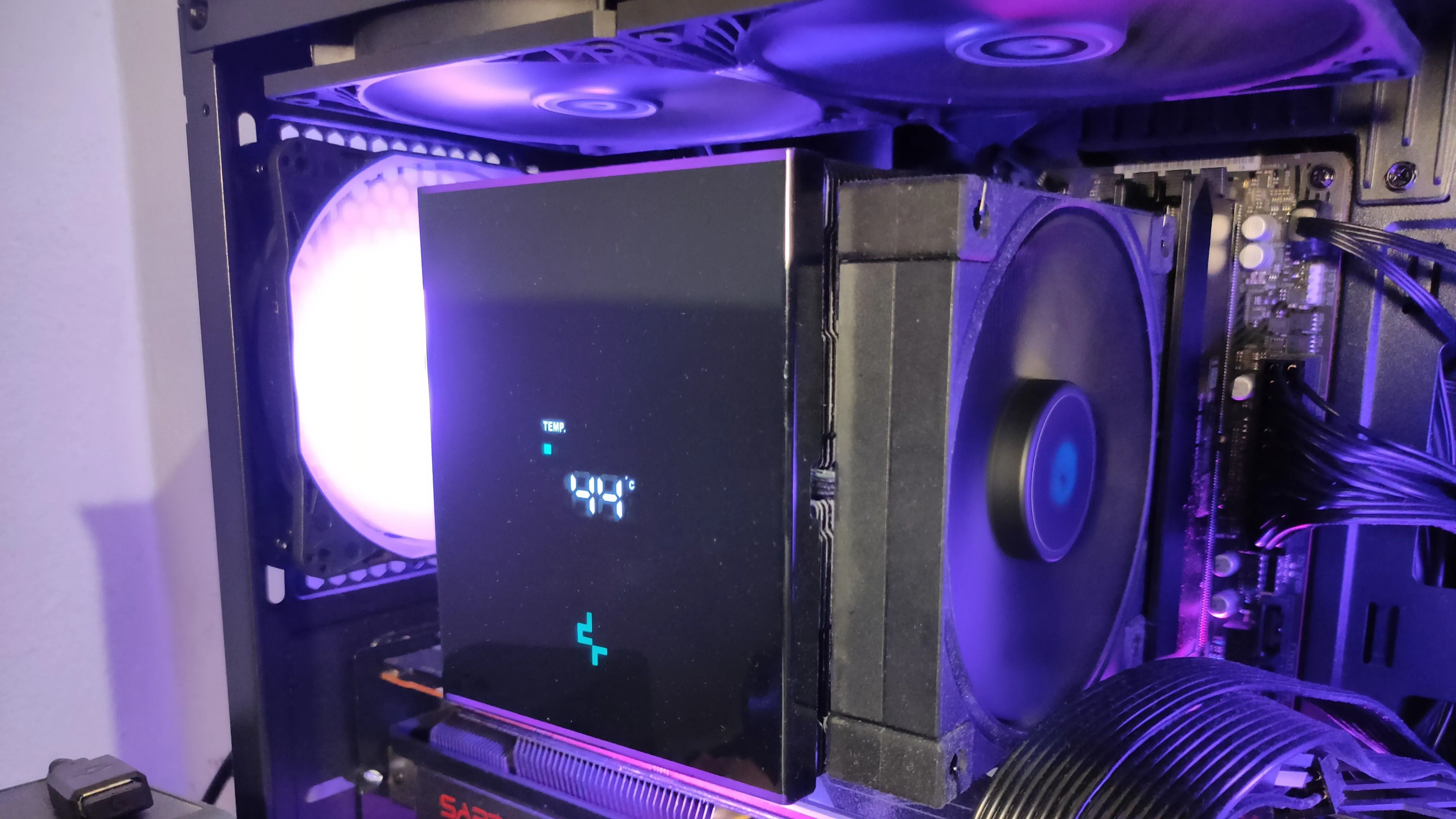Tản nhiệt khí Deepcool AK620 Digital lớn bên trong một PC chơi game.