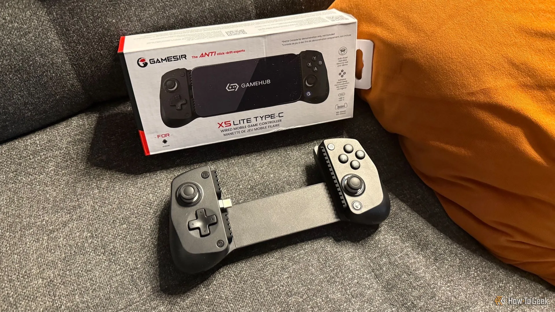 Tay cầm chơi game GameSir X5 Lite cùng hộp sản phẩm, sẵn sàng cho trải nghiệm gaming di động.