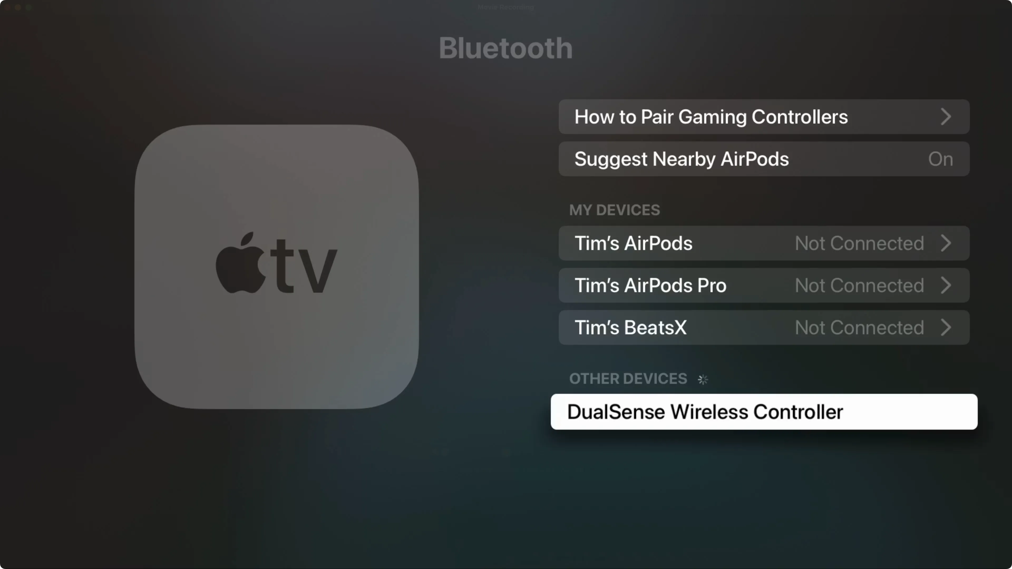 Tay cầm DualSense của PlayStation được kết nối không dây với Apple TV, cho phép người dùng điều khiển game và giao diện tvOS.