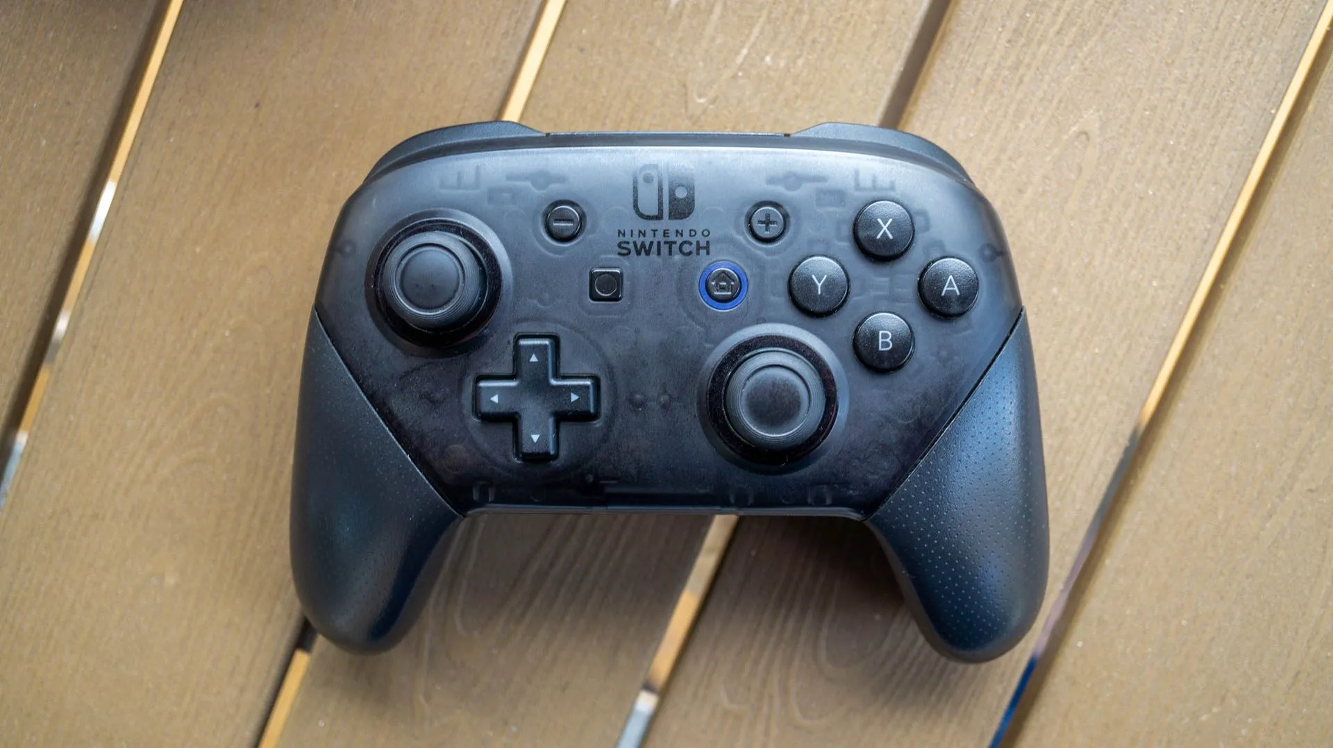 Tay cầm Nintendo Switch Pro Controller, một phụ kiện cũ vẫn tương thích hoàn hảo với Switch 2.