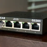 Thiết bị chia mạng Netgear Gigabit Ethernet với một cáp mạng được cắm