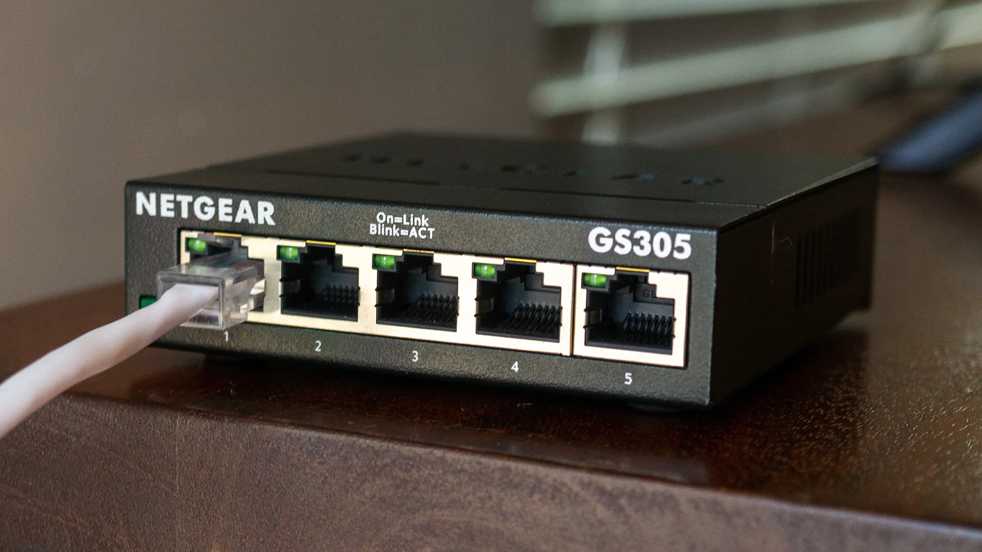 Thiết bị chia mạng Netgear Gigabit Ethernet với một cáp mạng được cắm