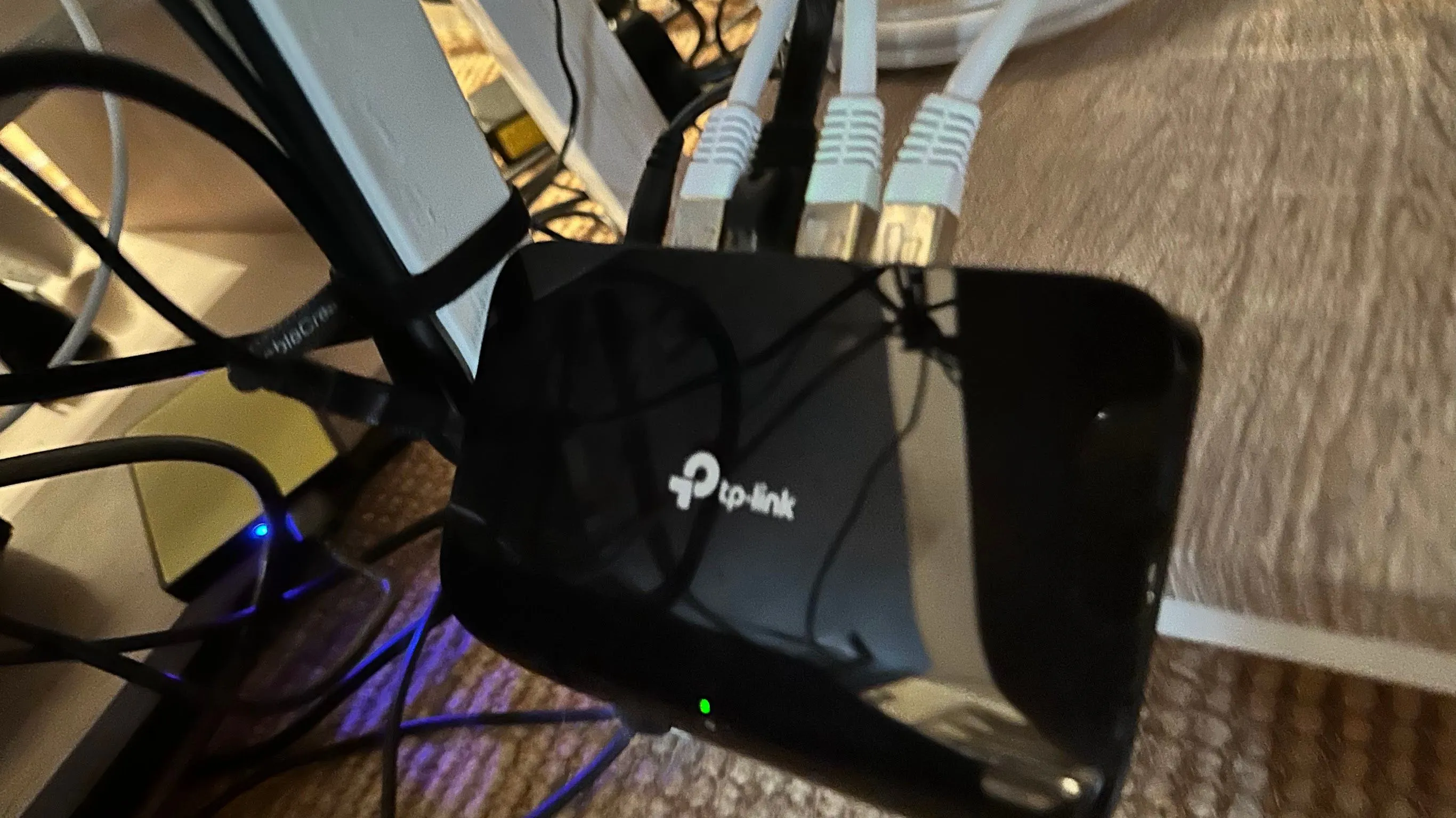 Thiết bị chia mạng với bốn cáp Ethernet được kết nối, minh họa số cổng cần thiết