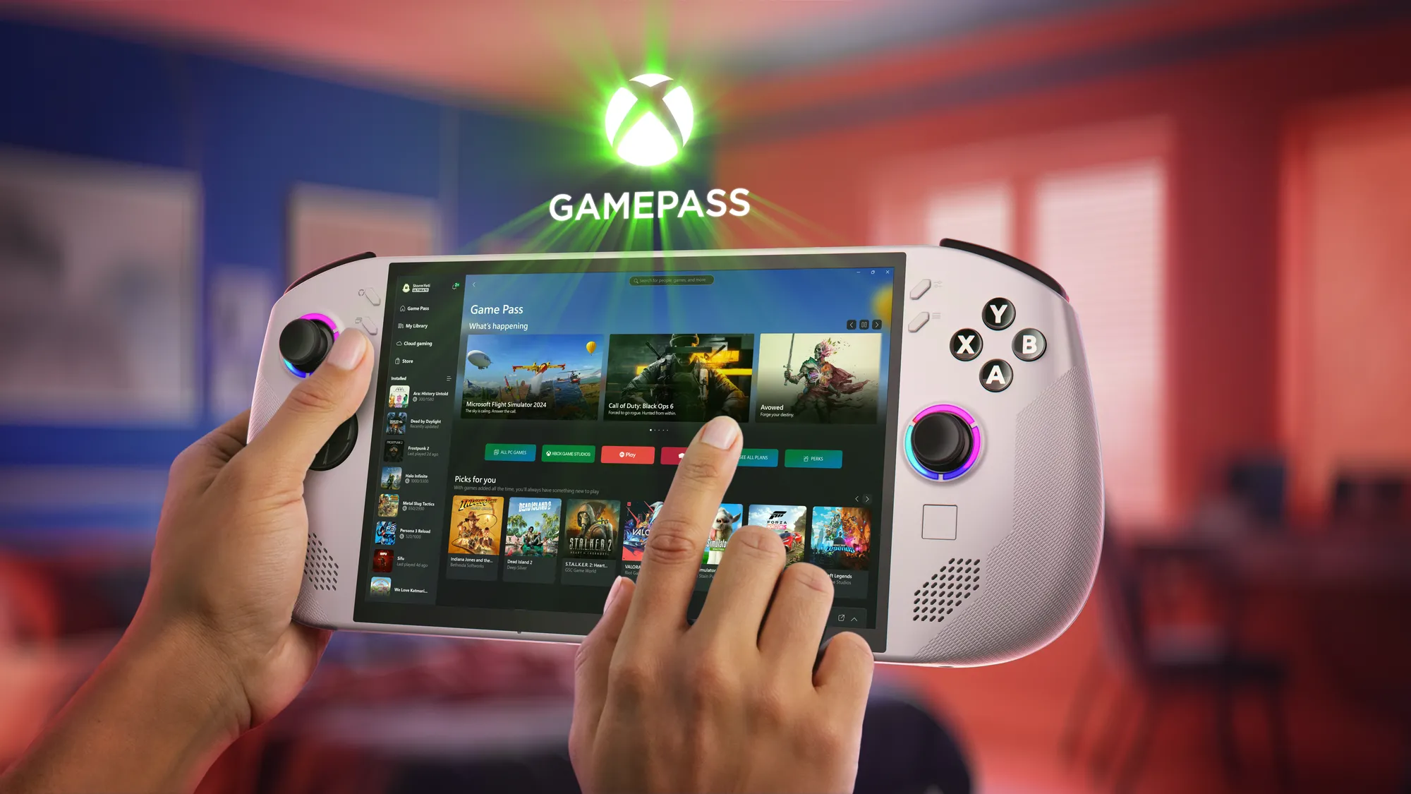 Thiết bị chơi game cầm tay Lenovo Legion Go S màu trắng băng tuyết hiển thị giao diện Xbox Game Pass, nơi game thủ có thể truy cập kho game khổng lồ.