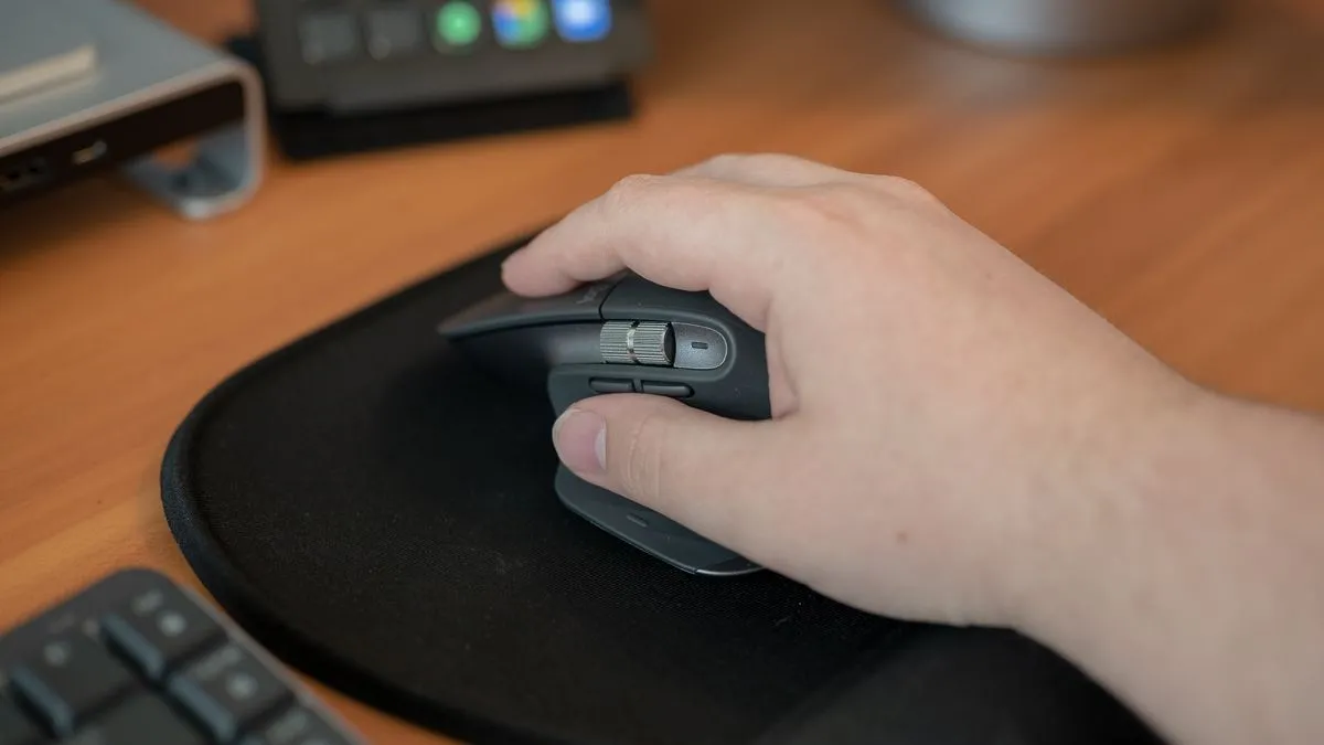 Thiết kế công thái học của chuột Logitech MX Master 3S vừa vặn trong tay người dùng.