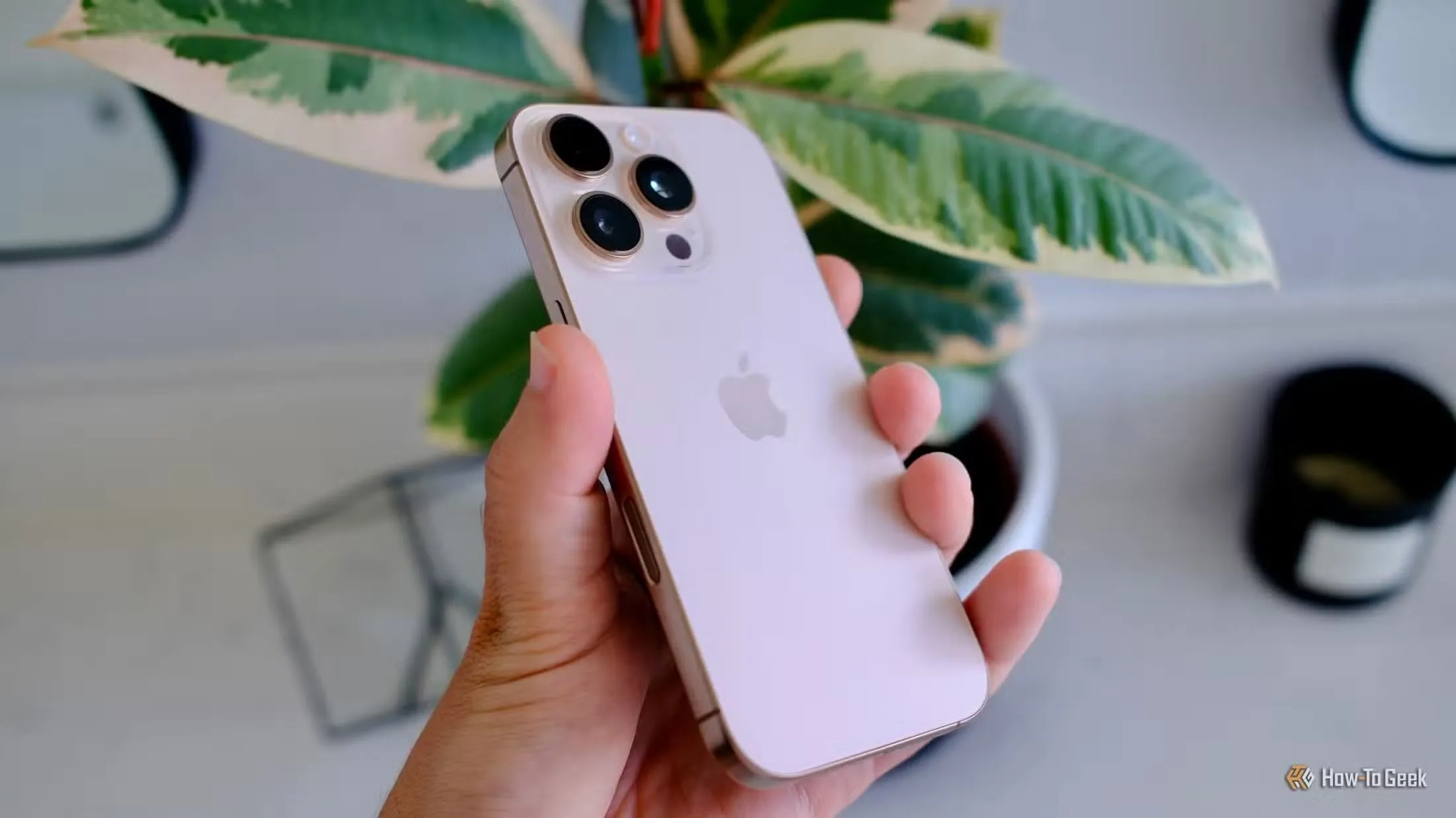 Thiết kế mặt sau của iPhone 16 Pro, thể hiện sự chuyển đổi sang công nghệ eSIM của Apple