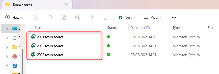 Thư mục chứa ba tệp Excel với tên tương tự
