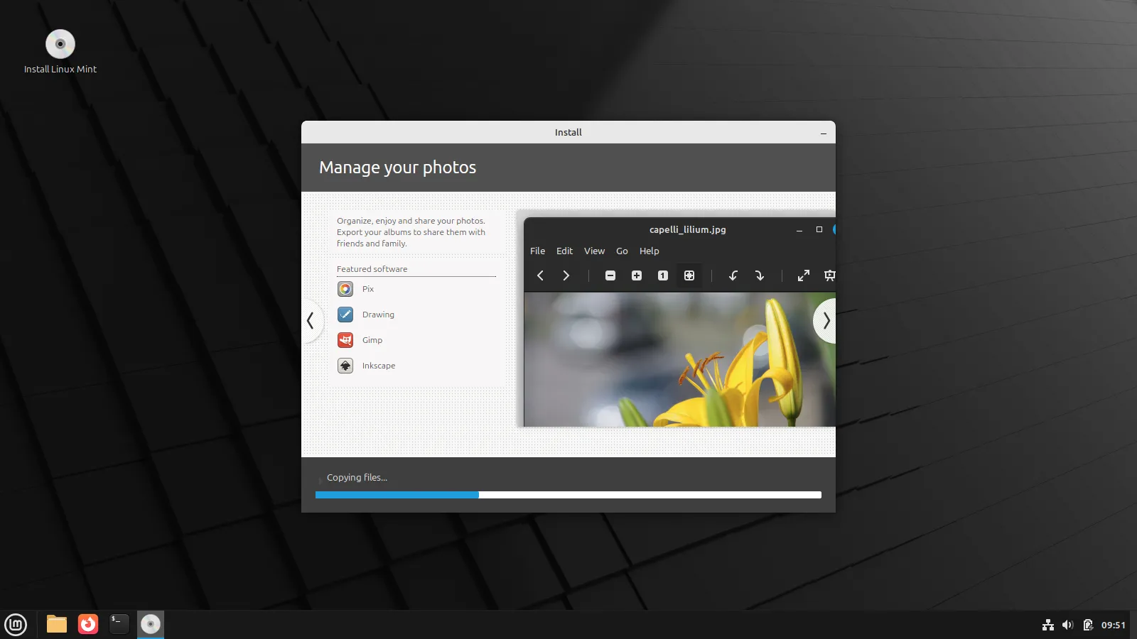 Tiến trình cài đặt Linux Mint đang diễn ra, hiển thị thanh trạng thái và các thông tin giới thiệu.