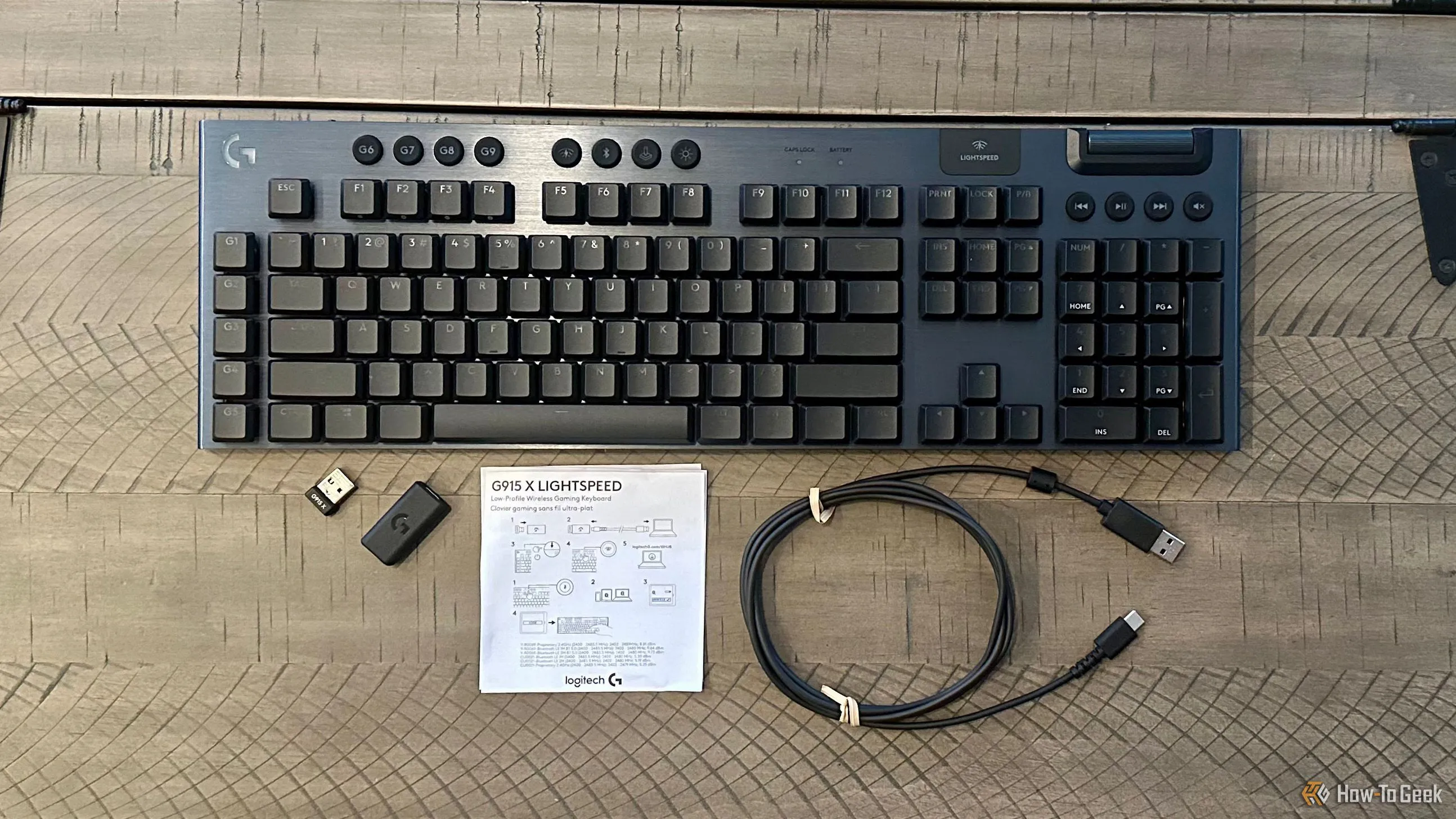 Toàn bộ phụ kiện và hộp đựng của bàn phím cơ Logitech G915 X Lightspeed