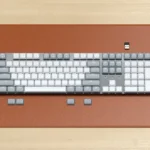 Toàn cảnh bàn phím cơ Satechi SM3 Slim màu trắng trên bàn làm việc