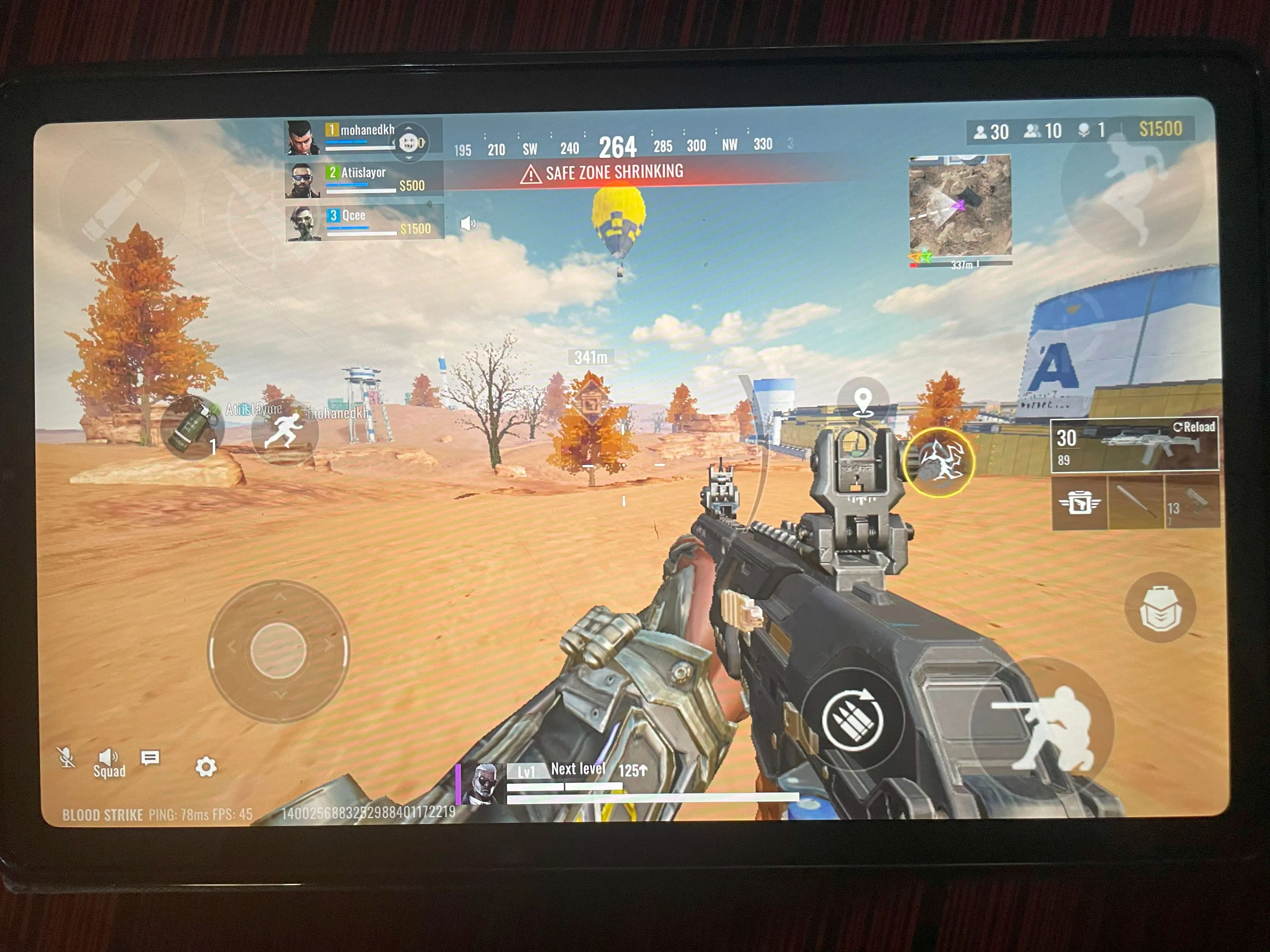 Trải nghiệm chơi game Blood Strike trên máy tính bảng, màn hình lớn giúp nhìn rõ kẻ địch và chi tiết