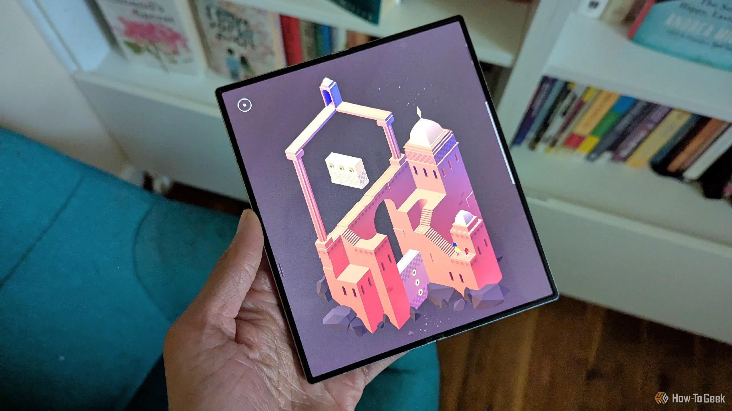 Trải nghiệm game Monument Valley 2 trên Galaxy Z Fold 6, minh họa khả năng chơi game di động chất lượng cao mọi lúc mọi nơi.