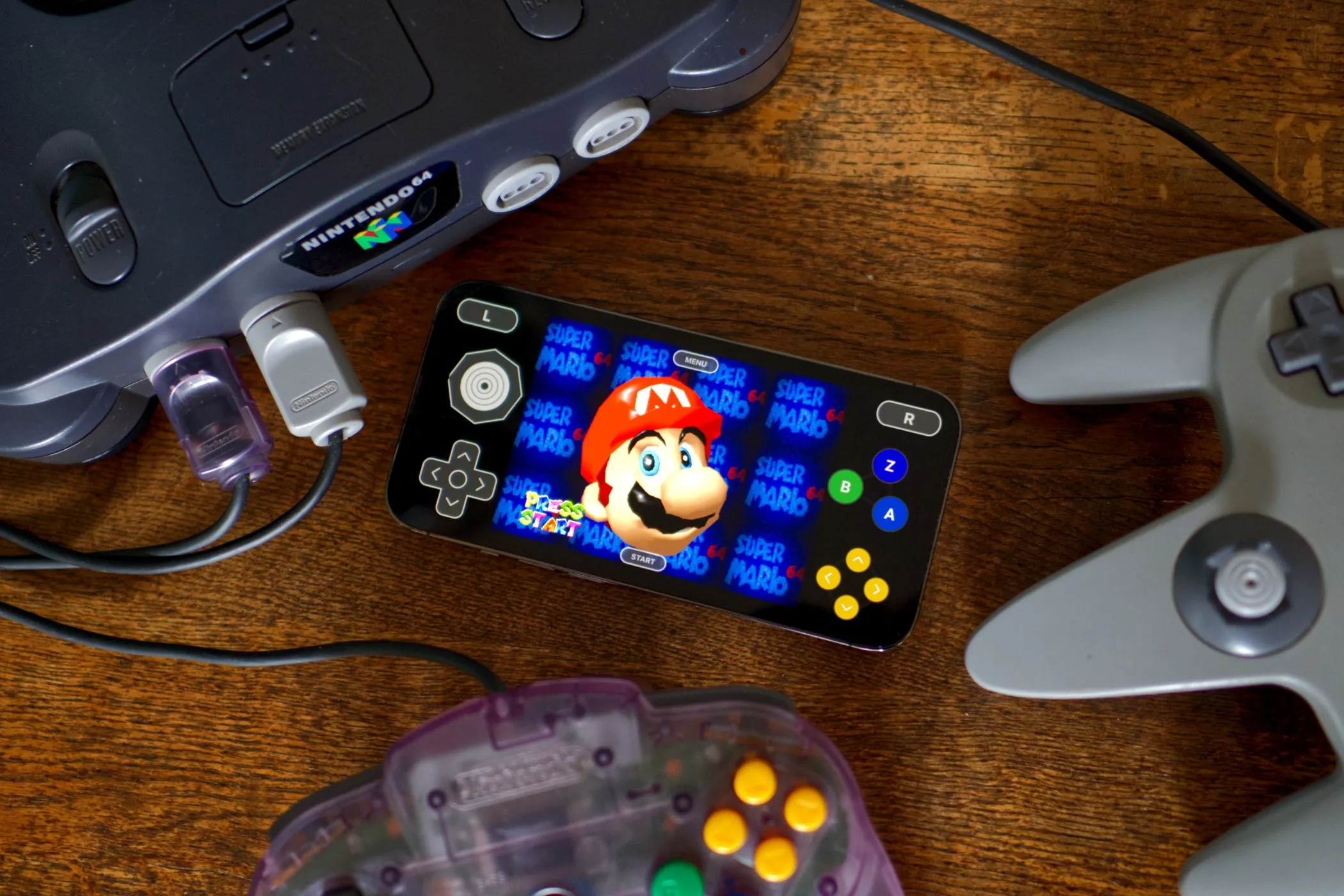 Trò chơi Super Mario 64 của Nintendo 64 đang chạy mượt mà trên iPhone thông qua trình giả lập Delta.