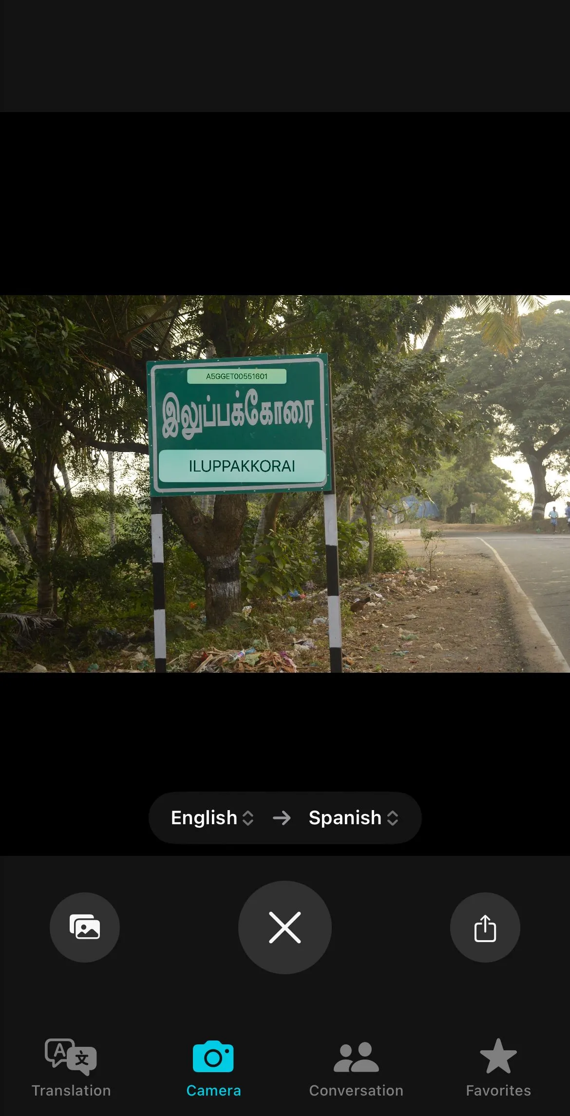Ứng dụng Apple Translate đang dịch văn bản từ hình ảnh chụp bằng camera, tiện lợi cho việc đọc biển báo hoặc menu.