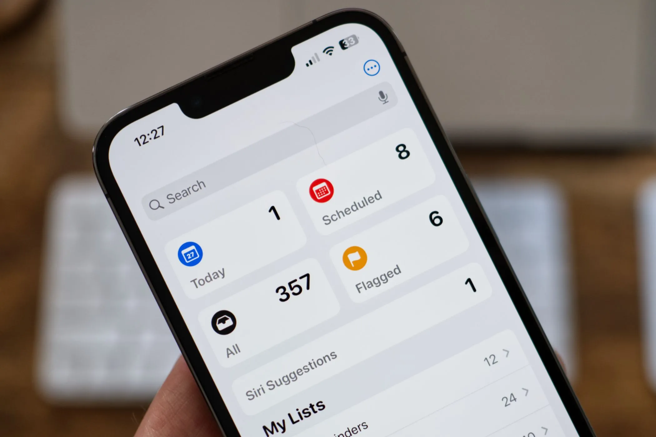 Ứng dụng Lời nhắc của Apple đang mở trên màn hình iPhone 13 Pro, minh họa công cụ quản lý lịch trình kỹ thuật số.