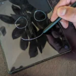 Vẽ và ghi chú trên Samsung Galaxy Z Fold 5 với bút S Pen, thể hiện khả năng sáng tạo của điện thoại gập.