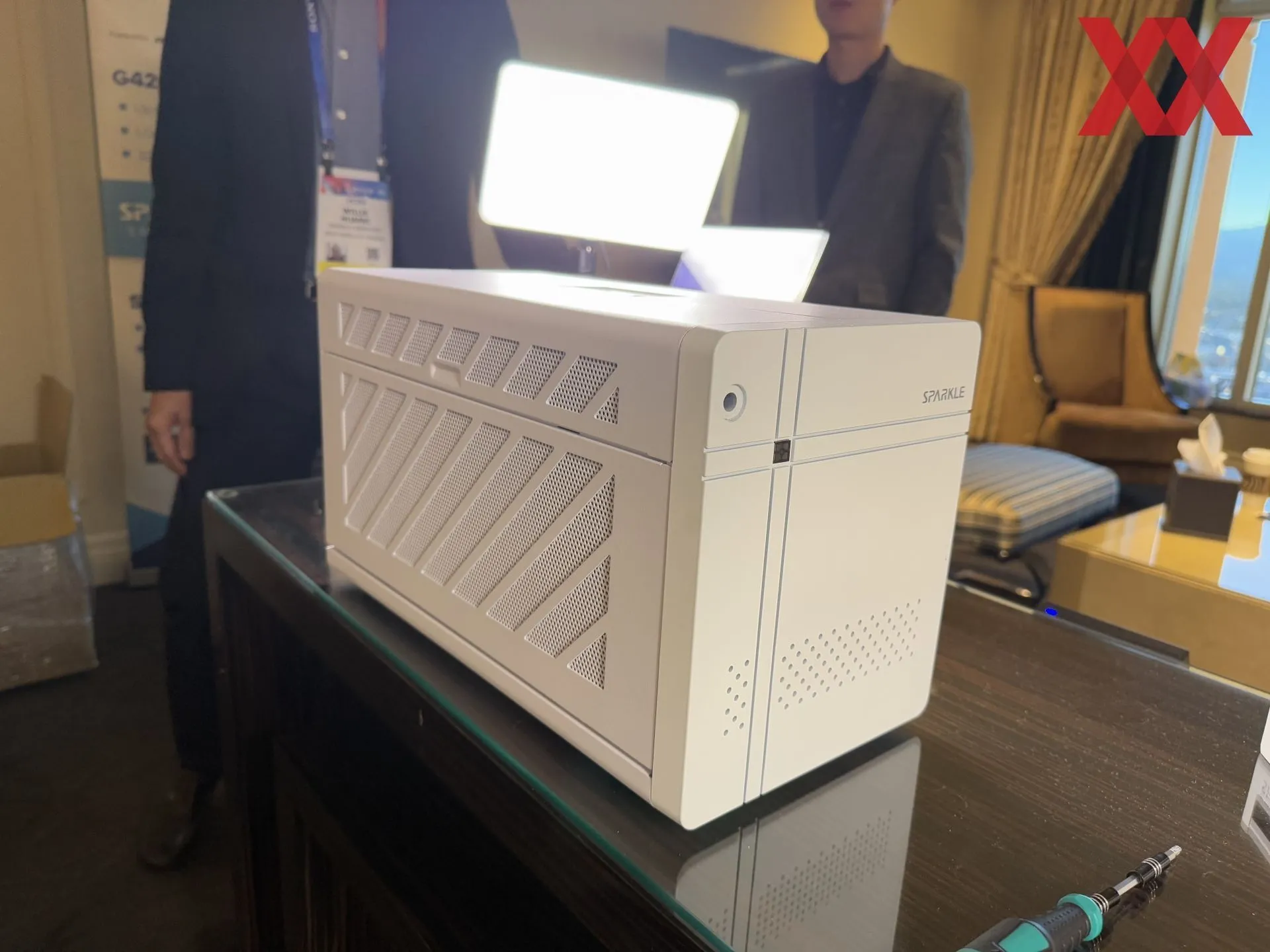 Vỏ bọc eGPU Sparkle Studio-G 850 đặt trên bàn.