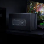 Vỏ eGPU Razer Core X đặt trên bàn, thể hiện thiết kế sang trọng và gọn gàng của một eGPU enclosure.