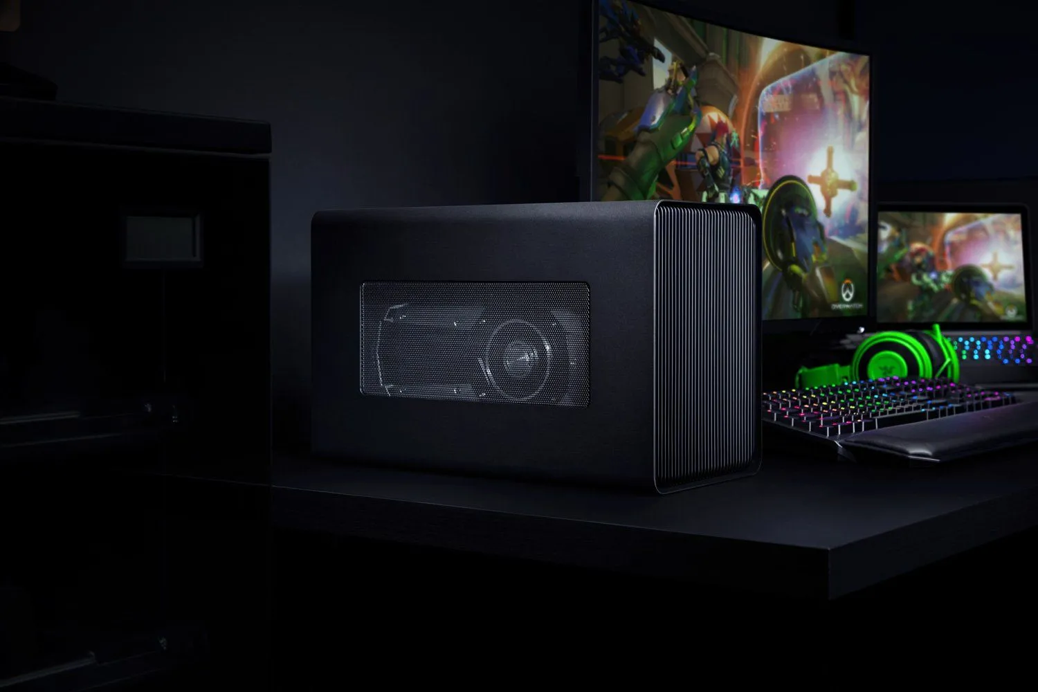 Vỏ eGPU Razer Core X đặt trên bàn, thể hiện thiết kế sang trọng và gọn gàng của một eGPU enclosure.