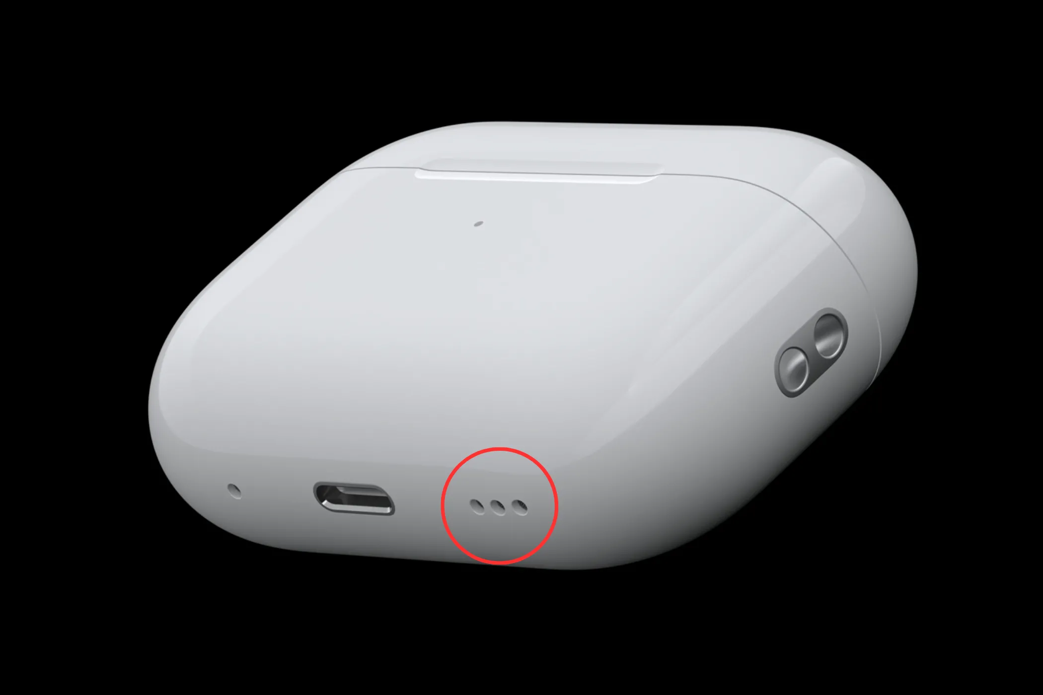 Vòng tròn làm nổi bật loa nhỏ và cổng sạc USB-C trên hộp sạc AirPods Pro 2