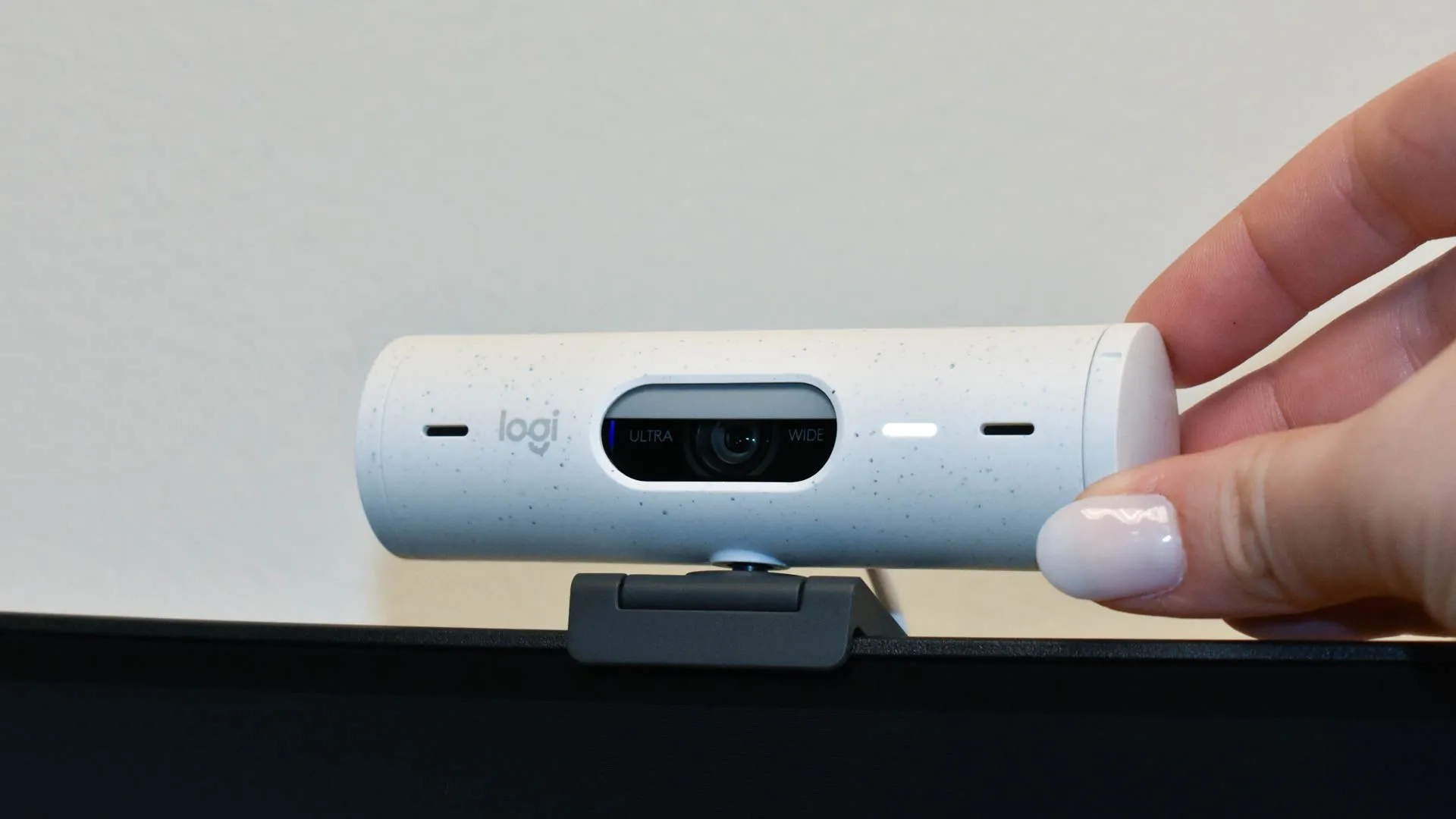 Webcam gắn trên màn hình máy tính để kiểm tra chất lượng hình ảnh và âm thanh trước cuộc họp trực tuyến.
