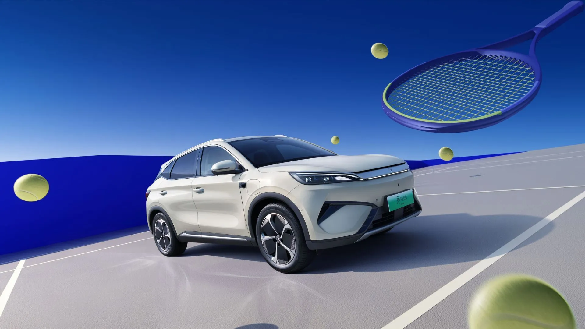 Xe BYD KV đậu trên sân tennis, biểu tượng cho sự phổ biến và sự mở rộng của mạng lưới trạm sạc siêu nhanh của BYD.