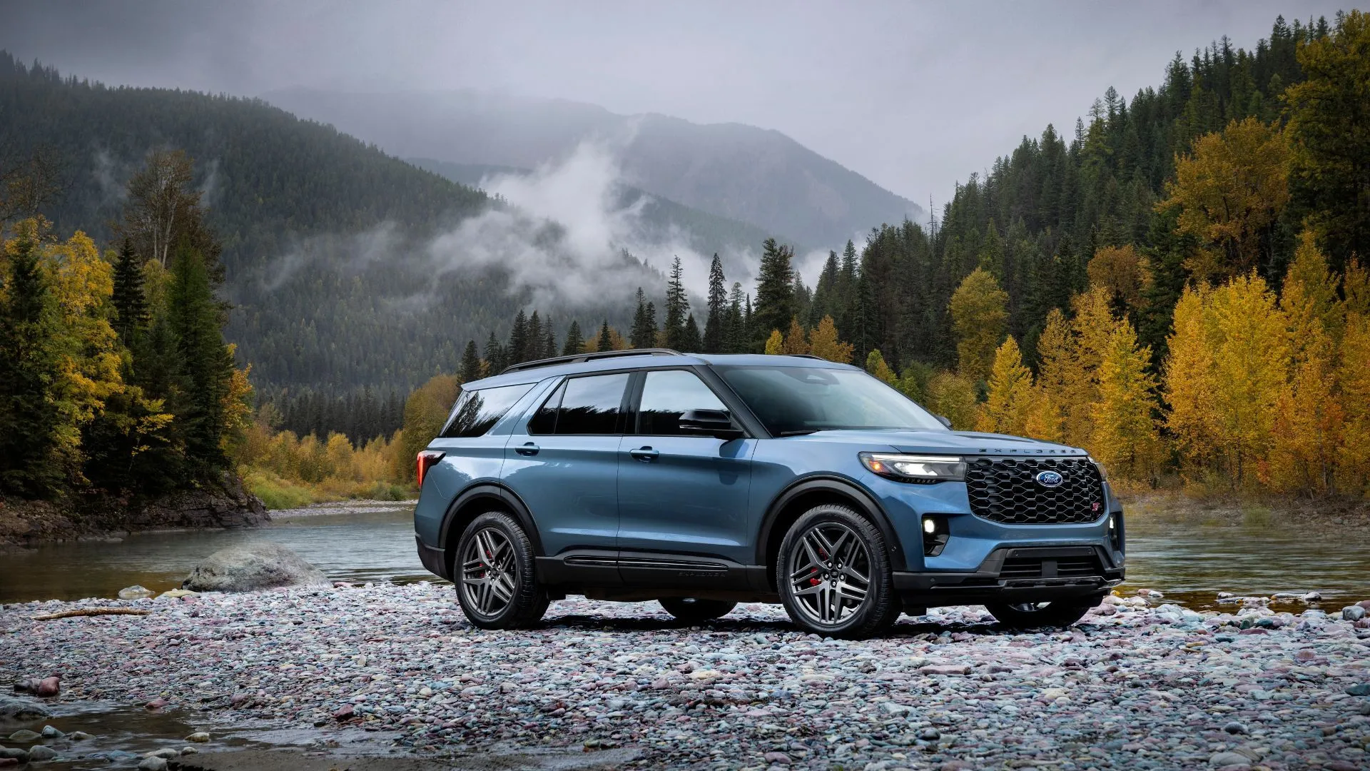 Xe Ford Explorer ST 2025 màu xanh đậu trên núi đá, một trong các mẫu xe bị thu hồi vì lỗi mô-đun điều khiển động cơ.
